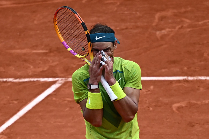 Reaksi Rafael Nadal usai mengalahkan Casper Ruud dalam pertarungan tiga set, 6-3, 6-3, 6-0, di partai puncak French Open 2022.