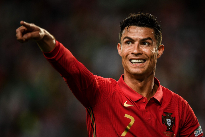 Bagi Ronaldo, brace yang dicetak ke gawang Swiss mempertajam rekor golnya di level internasional menjadi 117. 