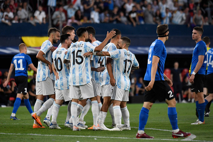 Argentina berhasil membungkam Estonia 5-0 pada pertandingan uji coba di Stadion El Sadar, Senin, 6 Juni 2022, dini hari WIB. Lionel Messi tampil luar biasa dengan memborong seluruh gol.