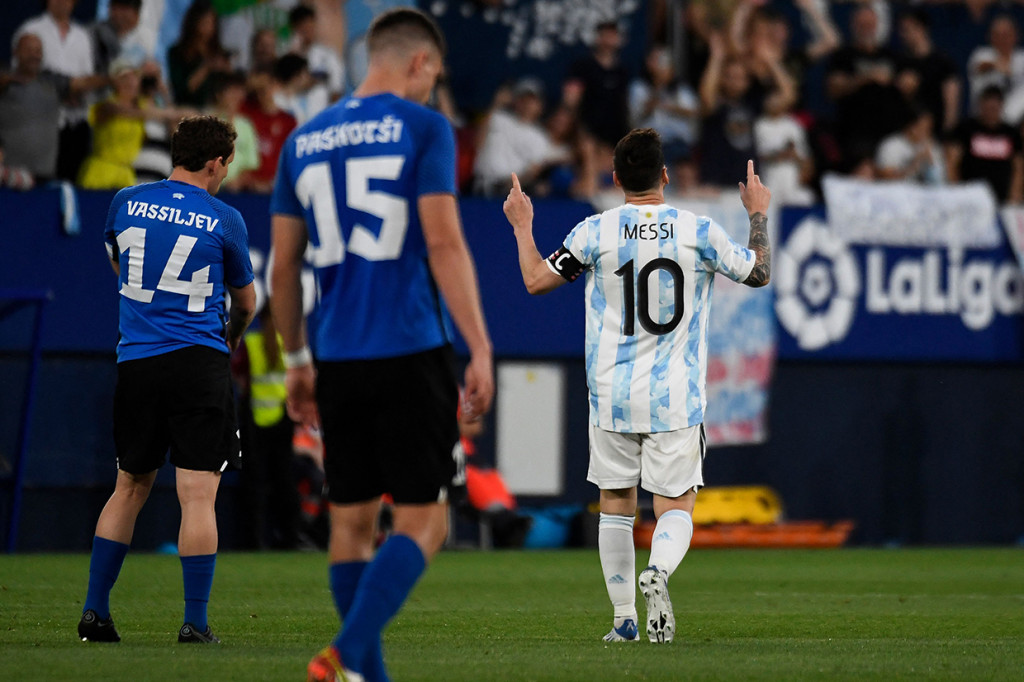 Belum puas di situ, mantan kapten Barcelona itu mengemas quattrick atau empat gol usai mengecoh kiper Igonen pada menit ke-71.
