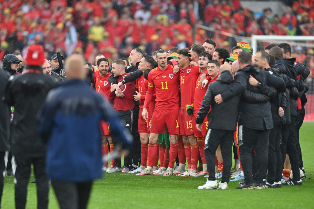 Ini merupakan keberhasilan kedua Wales menembus Piala Dunia. The Dragons sebelumnya debut dalam ajang sepakbola tertinggi dunia itu pada 1958, alias 64 tahun yang lalu. 