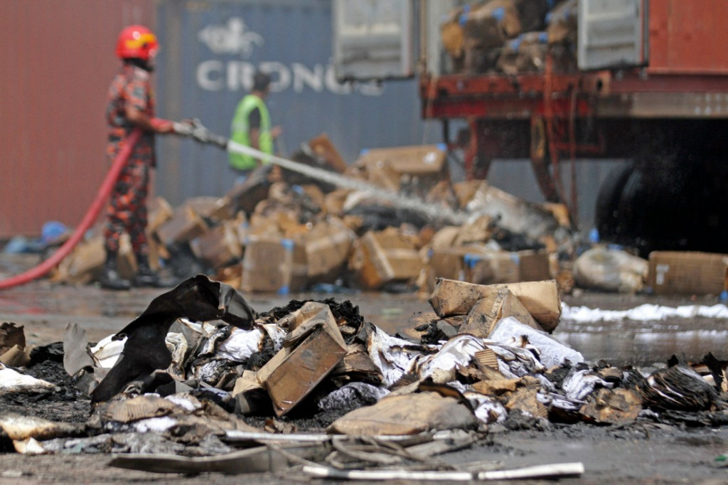 Korban kebakaran sebuah gudang kontainer di Bangladesh Tenggara terus bertambah. Kini tercatat 49 orang tewas dan lebih dari 300 orang terluka, Minggu, 5 Juni 2022.