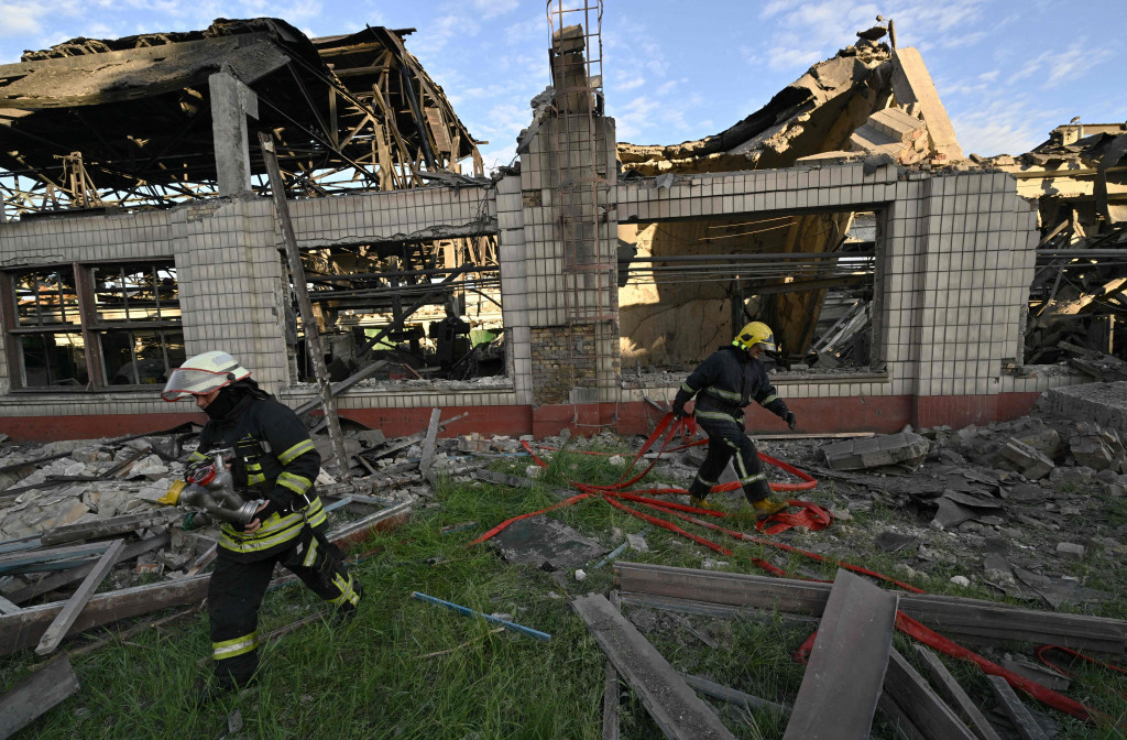 Otoritas Ukraina mengatakan serangan itu menghantam pekerjaan perbaikan kereta api, sementara Moskow mengatakan telah menghancurkan tank-tank yang dikirim oleh negara-negara Eropa Timur ke Ukraina.