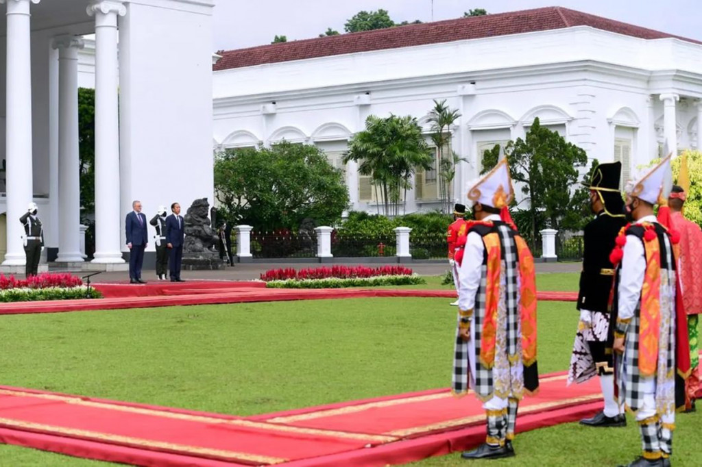 Ketibaan diiringi dengan pasukan berkuda, pasukan berbusana tradisional, dan marching band Paspampres.