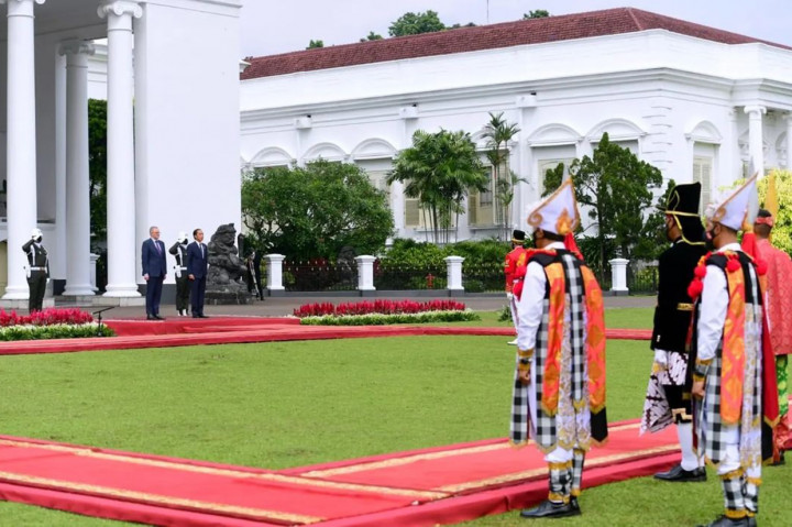 Ketibaan diiringi dengan pasukan berkuda, pasukan berbusana tradisional, dan marching band Paspampres.