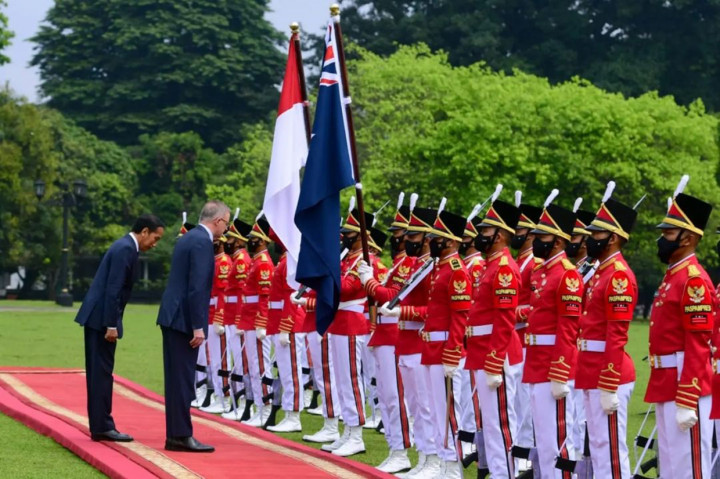 Usai disambut Jokowi, selanjutnya lagu kebangsaan kedua negara diperdengarkan. Setelahnya, kedua pemimpin kemudian melakukan inspeksi pasukan kehormatan. 