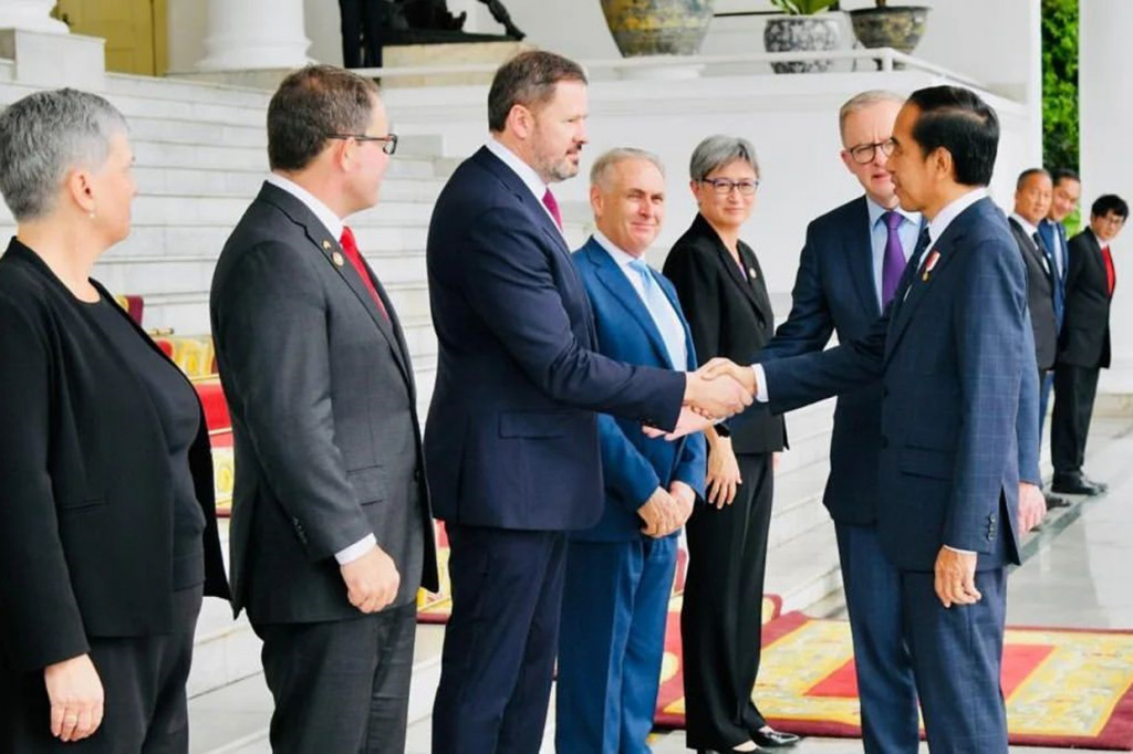 Kedua pemimpin memperkenalkan delegasi dari masing-masing negara yang turut hadir mengikuti upacara. 