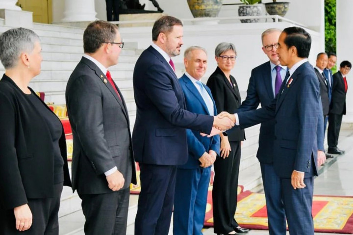 Kedua pemimpin memperkenalkan delegasi dari masing-masing negara yang turut hadir mengikuti upacara. 