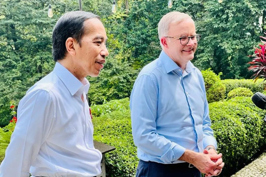 Usai bersepeda, kedua pemimpin kemudian menggelar pembicaraan tete-a-tete di area taman batu putih Resto Raasaa, Kebun Raya Bogor. Selama sekitar 30 menit keduanya terlibat perbincangan hangat sebelum kembali ke Istana Kepresidenan Bogor dengan menggunakan mobil golf untuk melakukan pertemuan bilateral kedua negara.