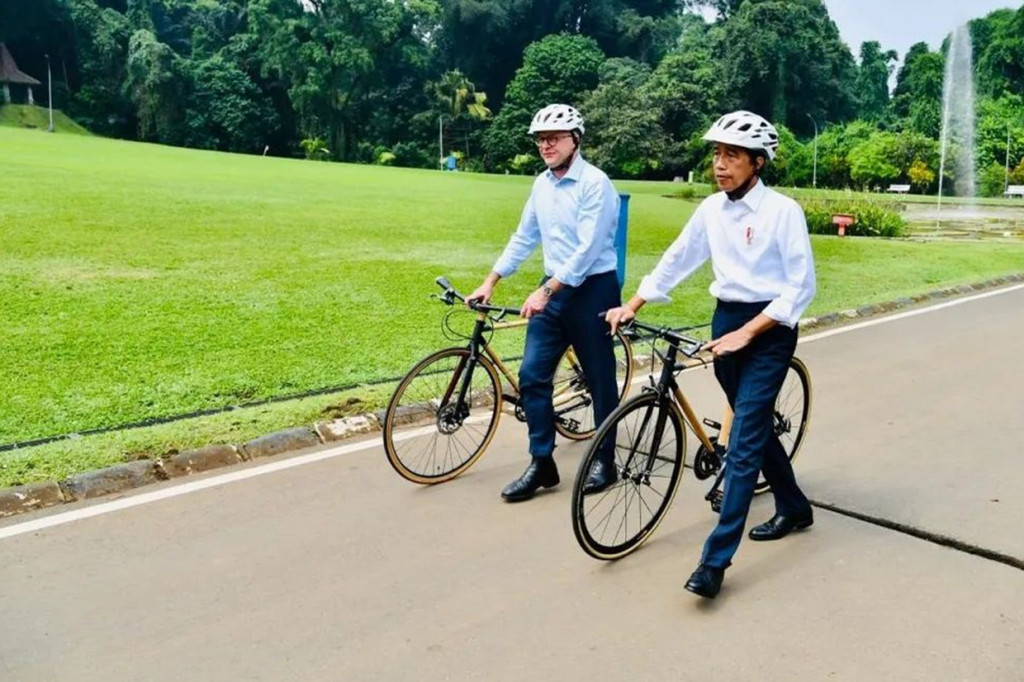 Untuk diketahui, Presiden Jokowi dan PM Albanese menggunakan sepeda bambu yang dirancang untuk digunakan di jalan raya. Sepeda tersebut merupakan hasil karya Singgih S. Kartono dari Kabupaten Temanggung, Provinsi Jawa Tengah.