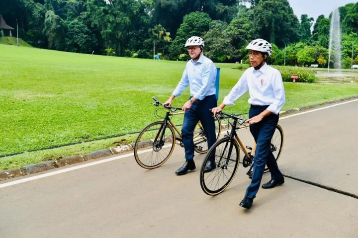 Untuk diketahui, Presiden Jokowi dan PM Albanese menggunakan sepeda bambu yang dirancang untuk digunakan di jalan raya. Sepeda tersebut merupakan hasil karya Singgih S. Kartono dari Kabupaten Temanggung, Provinsi Jawa Tengah.