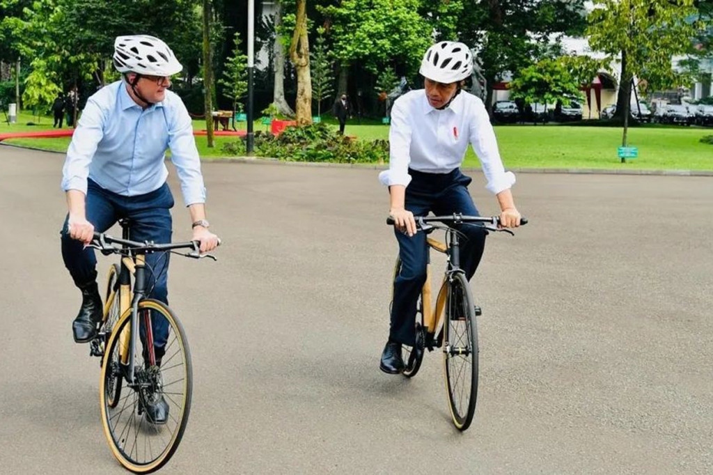 Selain karena cuaca yang sangat bersahabat untuk bersepeda pagi, Presiden Jokowi mengatakan bahwa sepeda juga merupakan moda kendaraan ramah lingkungan.