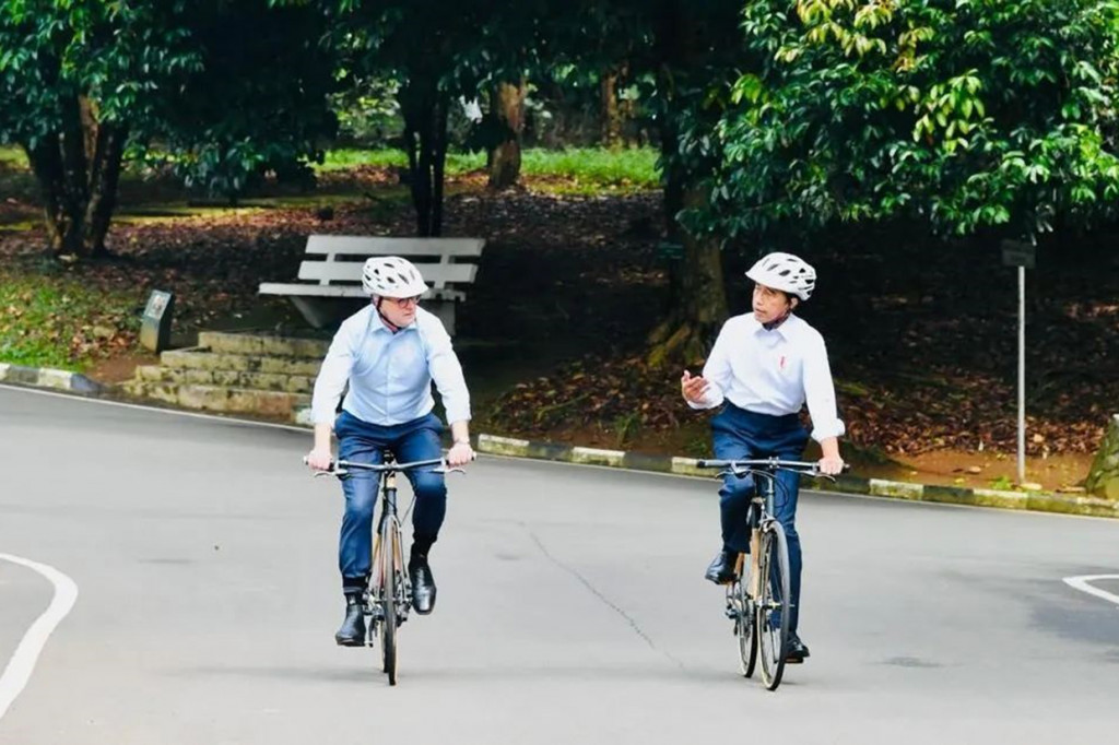 Dari Istana Kepresidenan Bogor, kedua pemimpin menaiki sepeda bambu menuju Resto Raasaa yang terletak di Kebun Raya Bogor. 