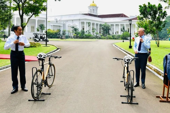 Pemandangan menarik terlihat dalam rangkaian penyambutan resmi Perdana Menteri Australia Anthony Albanese, di Istana Kepresidenan Bogor, Jawa Barat, Senin, 6 Juni 2022. Usai melakukan kegiatan penanaman pohon, Presiden Joko Widodo mengajak PM Albanese untuk bersepeda pagi.