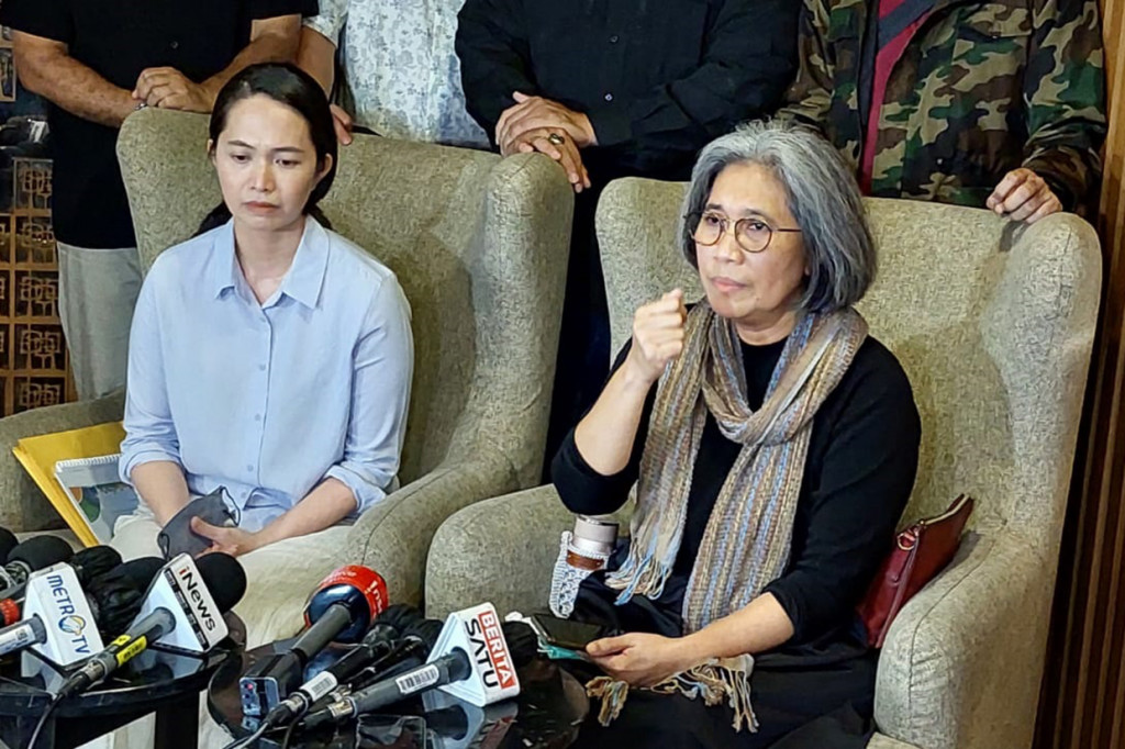 Ibu Justin Frederick, yang juga anggota DPR Indah Kurnia, memberikan keterangan pers terkait kondisi anaknya usai mengalami penganiayaan du tol dalam kota, Sabtu lalu, di Kompleks Parlemen, Senayan, Jakarta, Senin, 6 Juni 2022.