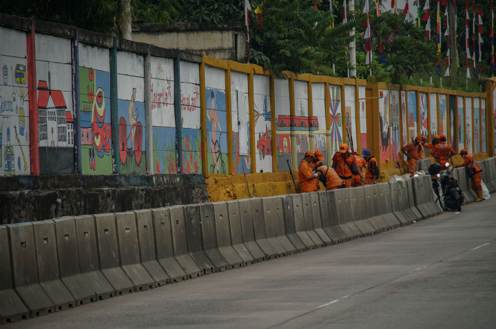 Sebanyak 495 mural menghiasi sepanjang Jalan RE Martadinata dalam rangka menyambut HUT ke-495 DKI Jakarta. 