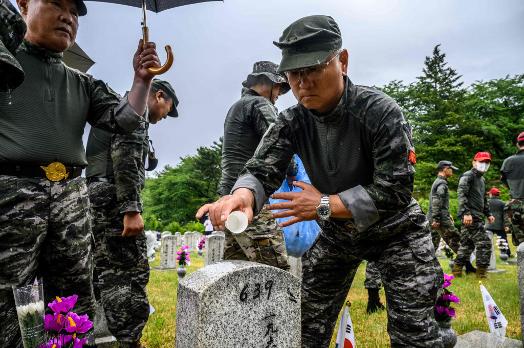 Rakyat Korea memperingati warga negara Korea, baik laki-laki atau perempuan yang gugur pada saat dinas militer selama perang di Korea. 