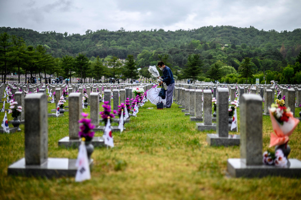 Upacara peringatan dilakukan di Pemakaman Nasional di Seoul. 