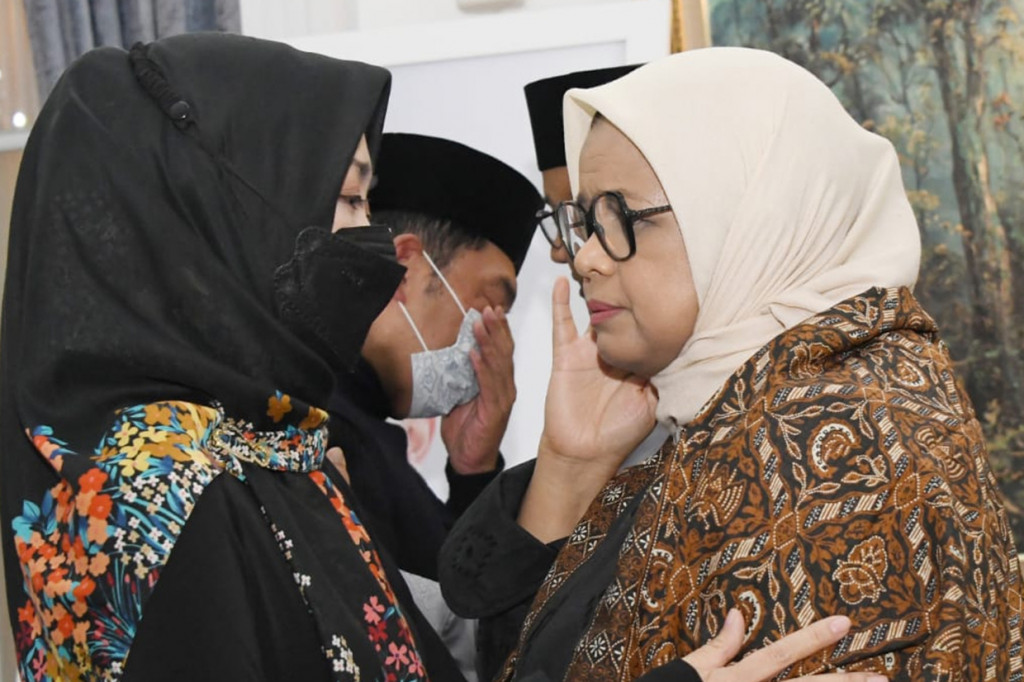Selama melayat, Anies juga mendengar cerita tentang kebaikan Eril yang baru keluarga ketahui belakangan ini.