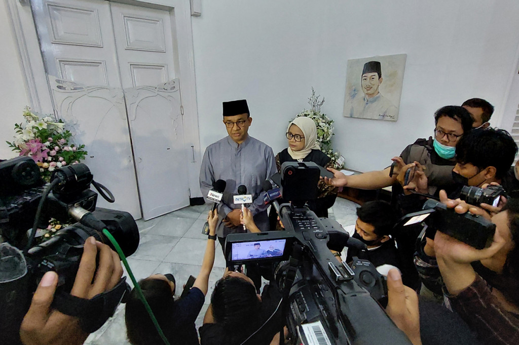 Anies bersama sang istri Fery Farhati mendoakan almarhum Emmeril Kahn Mumtadz (Eril) yang meninggal akibat tenggelam di Sungai Aare, Kota Bern, Swiss, pada 26 Mei 2022.