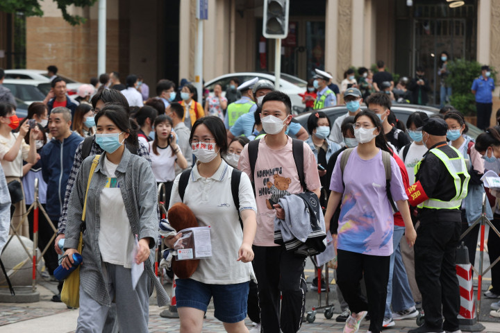 Siswa tiba untuk hari pertama Ujian Masuk Perguruan Tinggi Nasional (NCEE), yang dikenal sebagai “gaokao”, di Nantong, di provinsi Jiangsu timur Tiongkok pada 7 Juni 2022. 