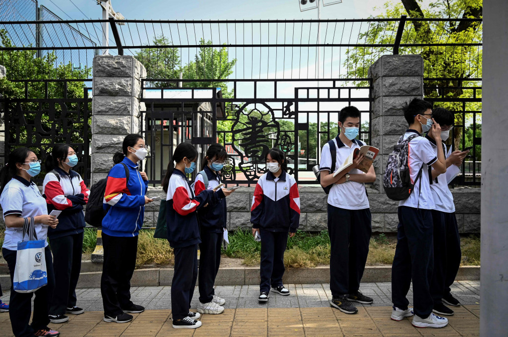 Siswa berbaris untuk memasuki sekolah untuk hari pertama Ujian Masuk Perguruan Tinggi Nasional (NCEE), yang dikenal sebagai “gaokao”, di Beijing pada 7 Juni 2022.