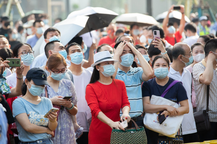 Orang tua menunggu di luar sekolah saat para siswa mengikuti hari pertama Ujian Masuk Perguruan Tinggi Nasional (NCEE), yang dikenal sebagai “gaokao”, di Wuhan, di provinsi Hubei pada 7 Juni 2022. 