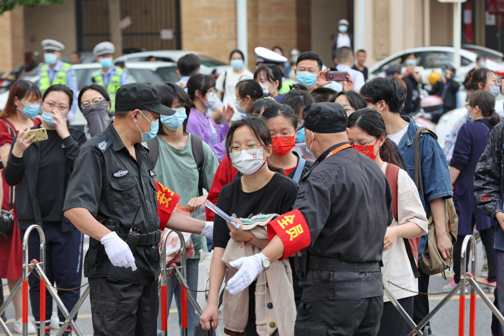 Lebih dari 11 juta siswa sekolah menengah di seluruh Tiongkok akan mengikuti ujian masuk perguruan tinggi tahunan yang dimulai pada hari Selasa setelah negara itu baru saja mengatasi wabah Covid-19 yang parah di Shanghai dan Beijing, menurut media pemerintah.