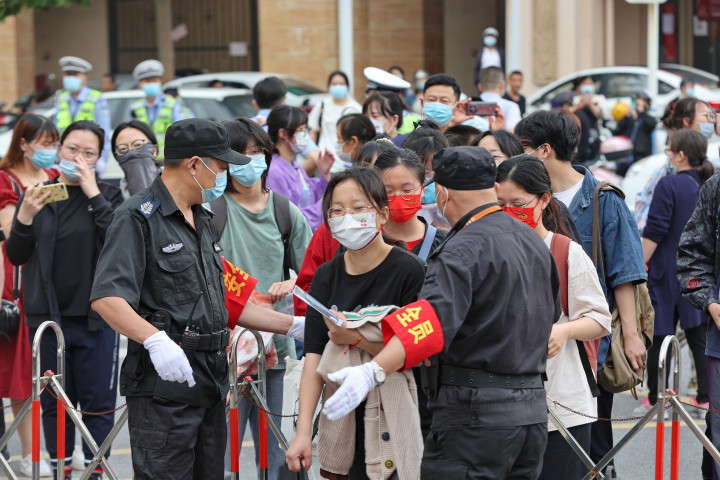 Lebih dari 11 juta siswa sekolah menengah di seluruh Tiongkok akan mengikuti ujian masuk perguruan tinggi tahunan yang dimulai pada hari Selasa setelah negara itu baru saja mengatasi wabah Covid-19 yang parah di Shanghai dan Beijing, menurut media pemerintah.