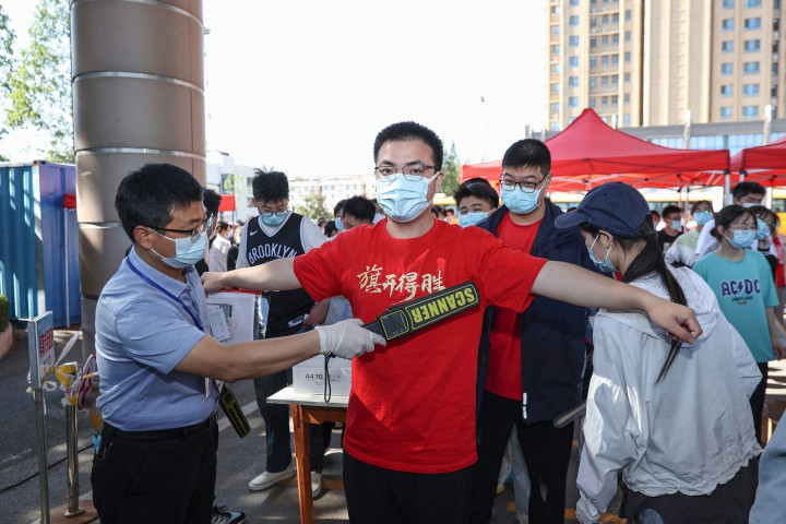 Proses ujian berjalan dengan protokol kesehatan yang ketat. Setiap siswa wajib mengenakan masker dan melewati sejumlah pemeriksaan di luar sekolah.