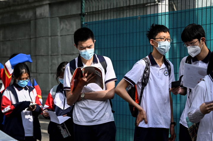 Tes tersebut menguji siswa dengan empat mata pelajaran, yakni matematika, bahasa Inggris, bahasa China, dan mipa atau soshum. Hasil dari ujian tersebut menjadi satu-satunya syarat diterima universitas di Tiongkok. Bukan hanya pilihan ganda, Gaokao juga memiliki esai 800 kata. 