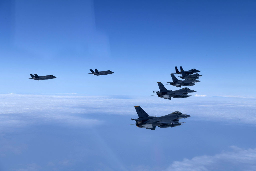 Pesawat tempur Korea Selatan, termasuk pesawat tempur siluman F-35, dan jet F-16 AS terbang dalam formasi taktis di wilayah udara di atas Korea Selatan, sebagai tanggapan untuk uji coba rudal Korea Utara.