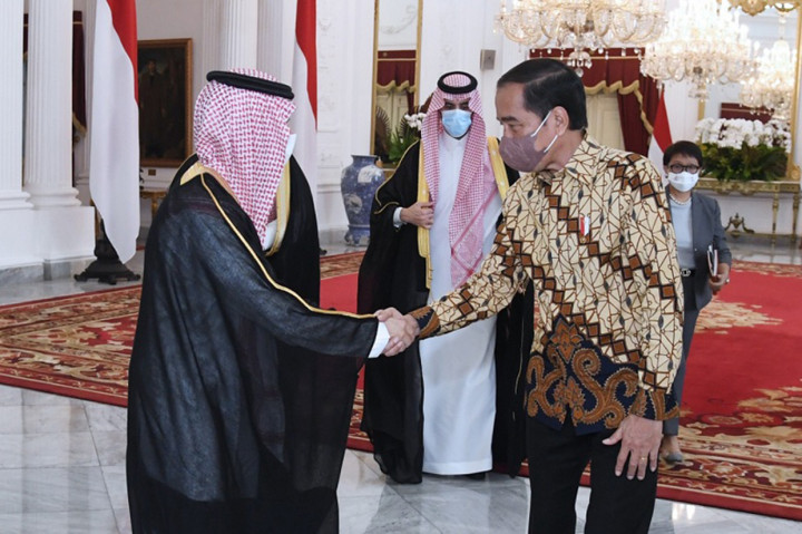 Presiden Joko Widodo menerima kunjungan kehormatan Menteri Luar Negeri (Menlu) Kerajaan Arab Saudi, Pangeran Faisal Bin Farhan Al Saud di Istana Merdeka, Jakarta, pada Selasa, 7 Juni 2022.