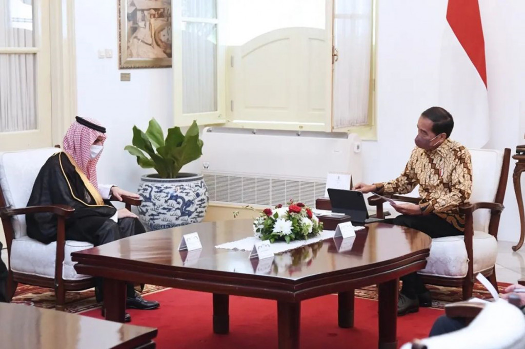 Dalam pertemuan tersebut, Presiden Jokowi dan Menlu Arab Saudi membahas berbagai hal, mulai dari soal kepentingan umat hingga soal ekonomi.