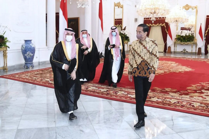 Presiden Joko Widodo saat menerima kunjungan kehormatan Menteri Luar Negeri (Menlu) Kerajaan Arab Saudi, Pangeran Faisal Bin Farhan Al Saud di Istana Merdeka, Jakarta, pada Selasa, 7 Juni 2022.