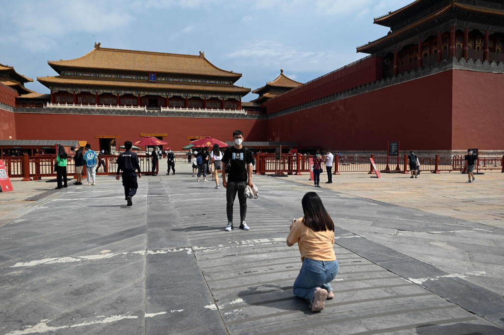 Pemerintah melonggarkan beberapa pembatasan Covid-19 dengan sebagian besar museum gedung bioskop, dan pusat kebugaran diizinkan beroperasi hingga 75 persen dari kapasitas.