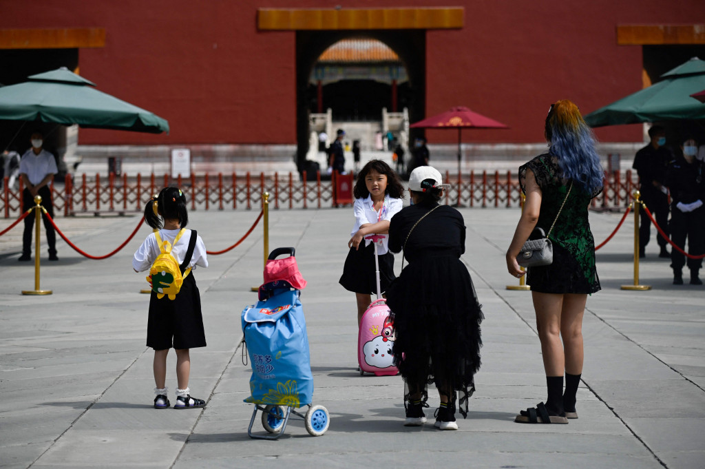 Orang-orang mengunjungi Kota Terlarang di Beijing setelah pemerintah melonggarkan beberapa pembatasan Covid-19, Selasa, 7 Juni 2022.