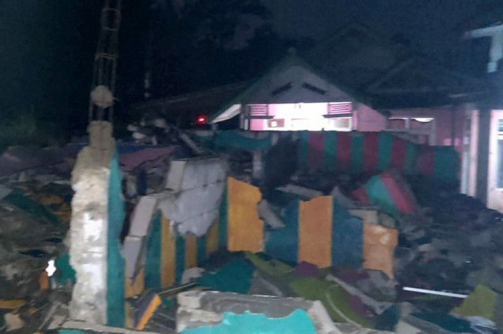 Dua rumah di Kampung Ciwur, RT 02/10, Desa Cikande, Kecamatan Saguling, Kabupaten Bandung Barat ambruk rata dengan tanah akibat bencana pergerakan tanah, Senin, 6 Juni 2022. Beruntung tidak ada korban jiwa maupun luka dalam peristiwa tersebut. 