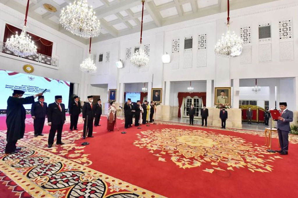 Presiden Joko Widodo melantik dan mengambil sumpah Yudian Wahyudi dan Karjono sebagai Kepala dan Wakil Kepala Badan Pembinaan Ideologi Pancasila (BPIP) untuk masa jabatan 2022-2027. Prosesi digelar di Istana Negara, Jakarta, Selasa, 7 Juni 2022.