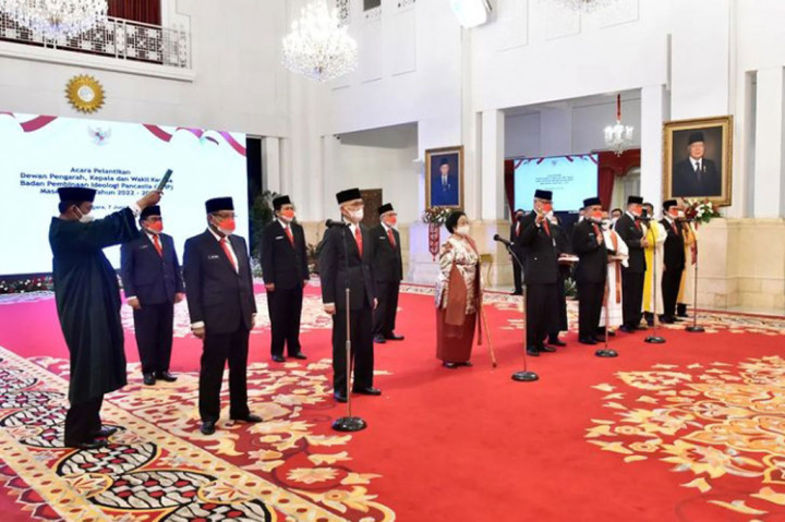 Selain itu, Presiden Jokowi juga melantik Dewan Pengarah BPIP masa jabatan 2022-2027. Pelantikan dilakukan berdasarkan Keputusan Presiden Republik Indonesia Nomor 56/P Tahun 2022 tentang Pemberhentian dan Pengangkatan Dewan Pengarah, Kepala, dan Wakil Kepala Badan Pembinaan Ideologi Pancasila yang ditetapkan pada 6 Juni 2022.