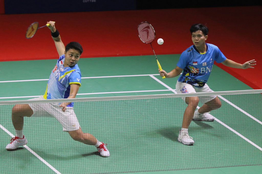 Pebulu tangkis ganda putri Indonesia Apriyani Rahayu/Siti Fadia Silfa Ramadhanti berusaha mengembalian kok ke arah Pebulu tangkis Ganda Putri Belanda Debora Jille/Cheryl Seinen pada babak pertama turnamen Daihatsu Indonesia Masters 2022 di Istora Senayan, Jakarta, Selasa, 7 Juni 2022.