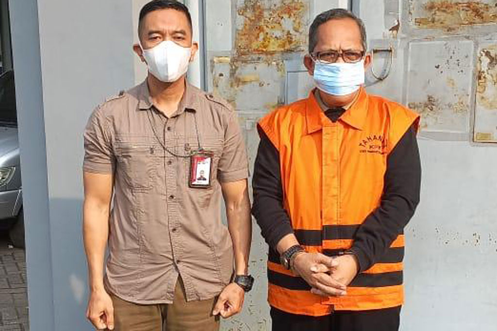 Hakim nonaktif Pengadilan Negeri Surabaya, Itong Isnaeni Hidayat, mulai ditahan di Rutan Kelas I Surabaya di Medaeng, Sidoarjo, Jawa Timur, menjelang persidangan di Pengadilan Tindak Pidana Korupsi (Tipikor) Surabaya atas kasus dugaan suap.