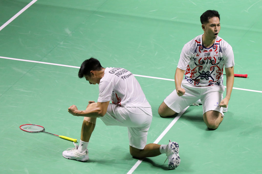 Pasangan ganda putra Indonesia, Sabar karyaman Gutama/Moh Reza Pahlevi Isfahani meluapkan kegembiraan setelah mengalahkan juara All England Muhammad Shohibul Fikri/Bagas Maulana pada babak 32 besar Daihatsu Indonesia Masters 2022, di Istora Senayan, Jakarta, Selasa, 7 Juni 2022.