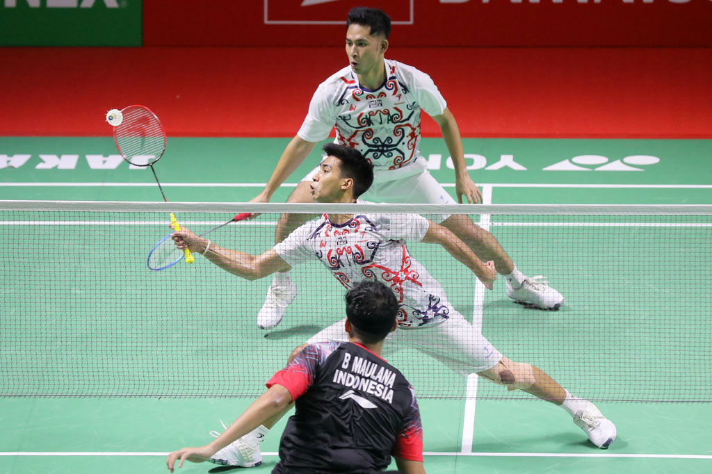 Ganda putra Indonesia, Sabar/Reza secara mengejutkan mampu mengalahkan Fikri/Bagas dengan skor 19-21, 21-12, 21-16.