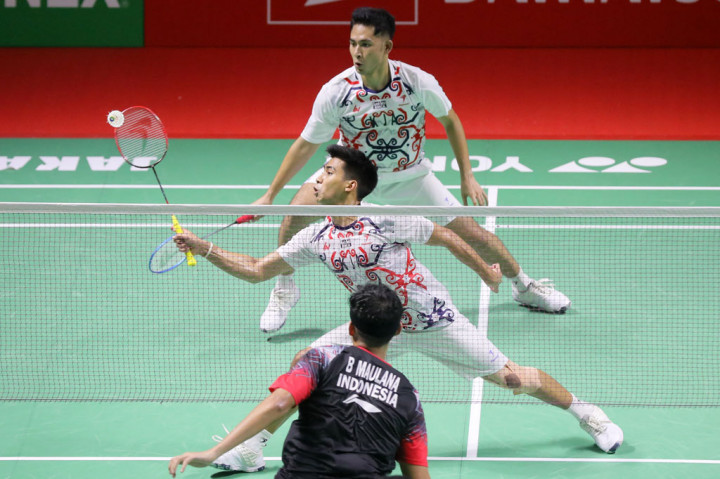 Ganda putra Indonesia, Sabar/Reza secara mengejutkan mampu mengalahkan Fikri/Bagas dengan skor 19-21, 21-12, 21-16.