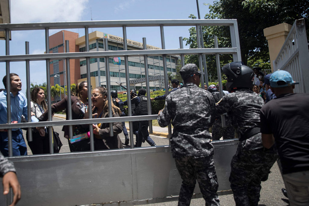 Menurut sumber yang dekat dengan penyelidikan, Cruz dan Jorge Mera telah berselisih mengenai kebijakan lingkungan. 