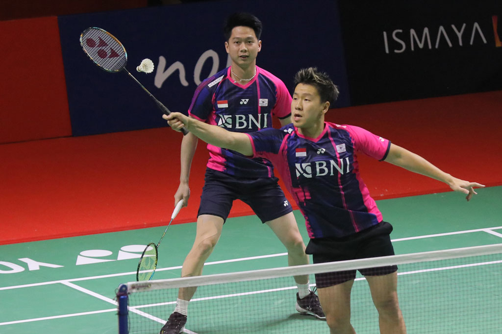 Ganda putra Indonesia, Marcus Fernaldi Gideon/Kevin Sanjaya Sukamuljo berusaha mengembalikan kok ke arah pasangan Prancis, Christo Popov/Toma Junior Popov, pada babak 32 besar Daihatsu Indonesia Masters 2022, di Istora Senayan, Jakarta, Selasa, 7 Juni 2022. 