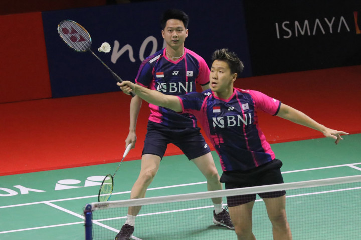 Ganda putra Indonesia, Marcus Fernaldi Gideon/Kevin Sanjaya Sukamuljo berusaha mengembalikan kok ke arah pasangan Prancis, Christo Popov/Toma Junior Popov, pada babak 32 besar Daihatsu Indonesia Masters 2022, di Istora Senayan, Jakarta, Selasa, 7 Juni 2022. 