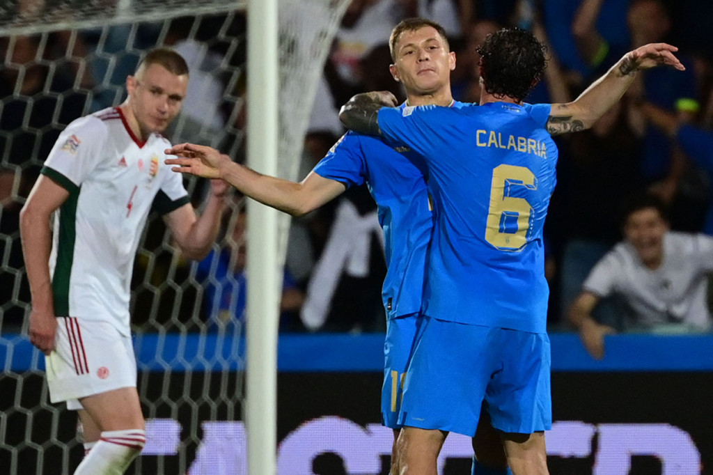 Nicolo Barella melakukan selebrasi bersama Davide Calabria.