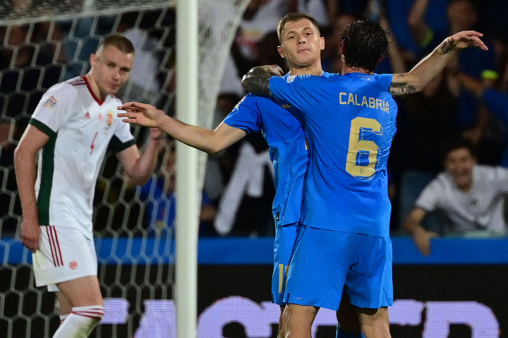 Nicolo Barella melakukan selebrasi bersama Davide Calabria.